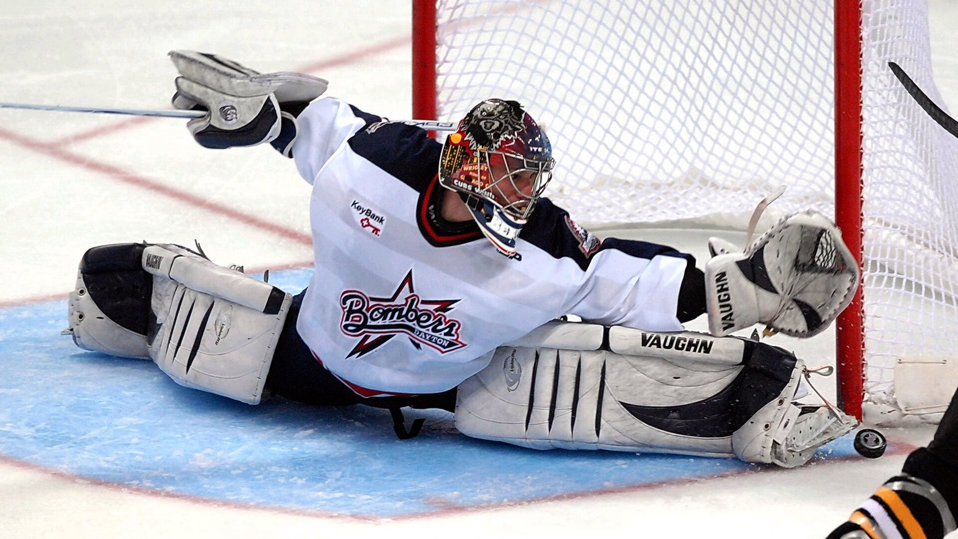 轻舟踏浪，当鹈鹕的羽翼掠过蜀地，伦纳德的铁肩扛起整片天穹